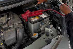 車のエンジンルームを点検している画像